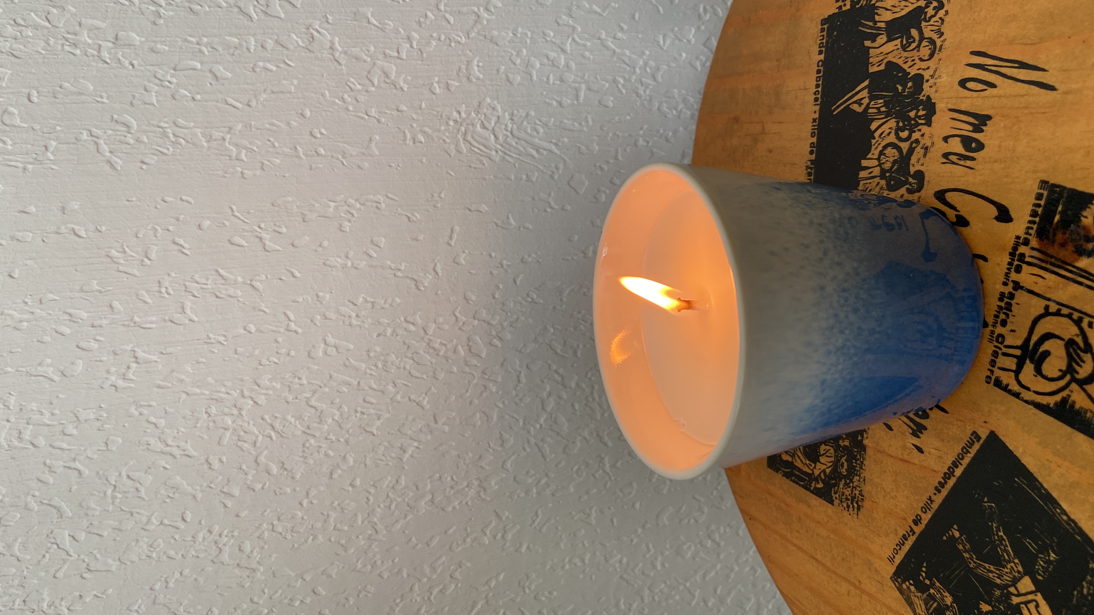 Vela Velum acesa em cerâmica azul